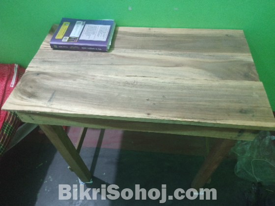 1 টি চেয়ার ও ১টি টেবিল